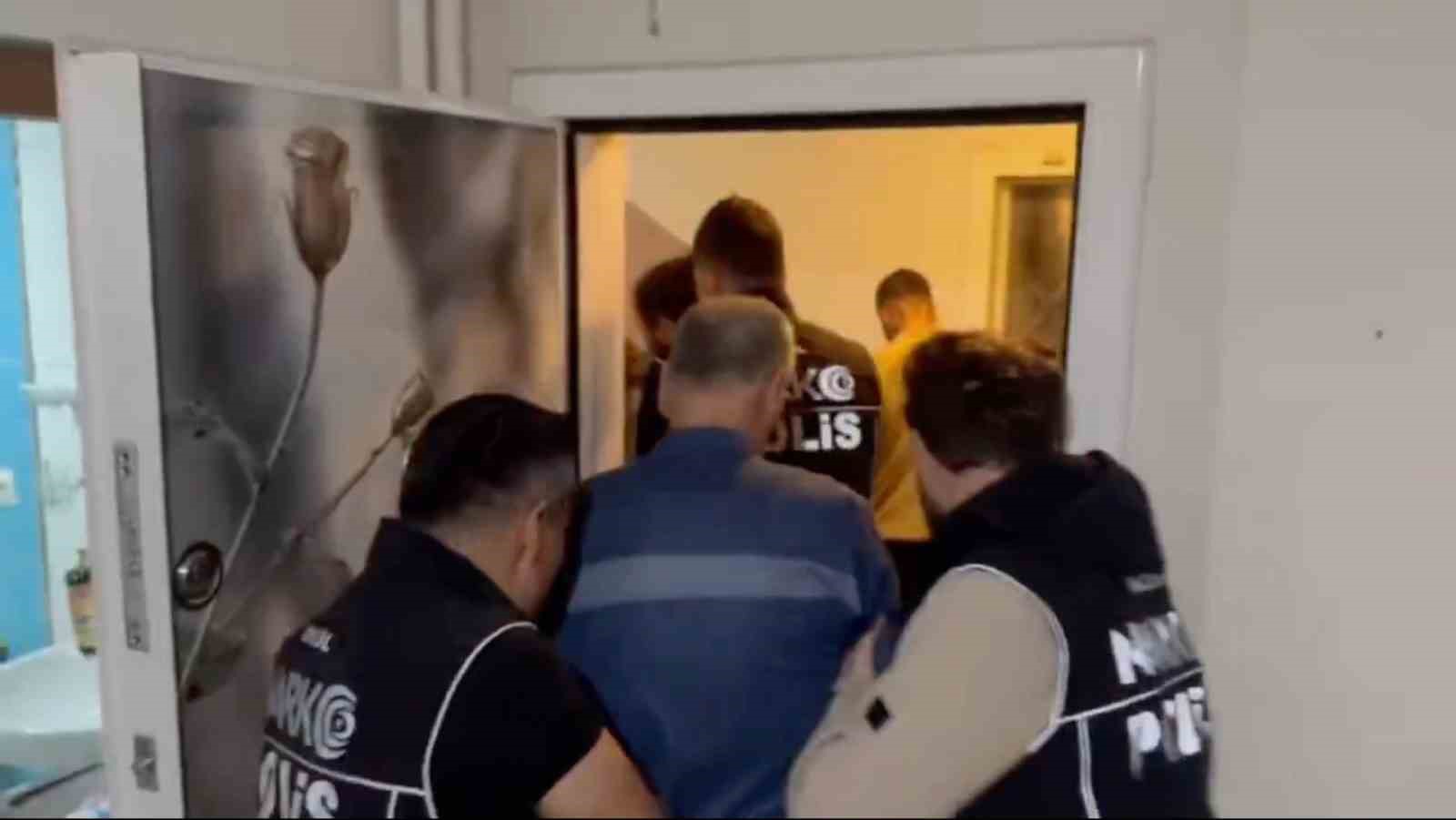 Uyuşturucuları, ila&ccedil; kapları ile &ccedil;amaşır makinesindeki &ccedil;oraplara zulalamışlar
