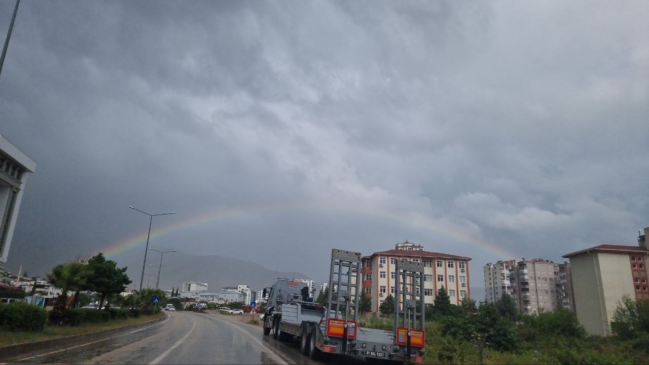 Yağmur sonrası gökkuşağı şöleni