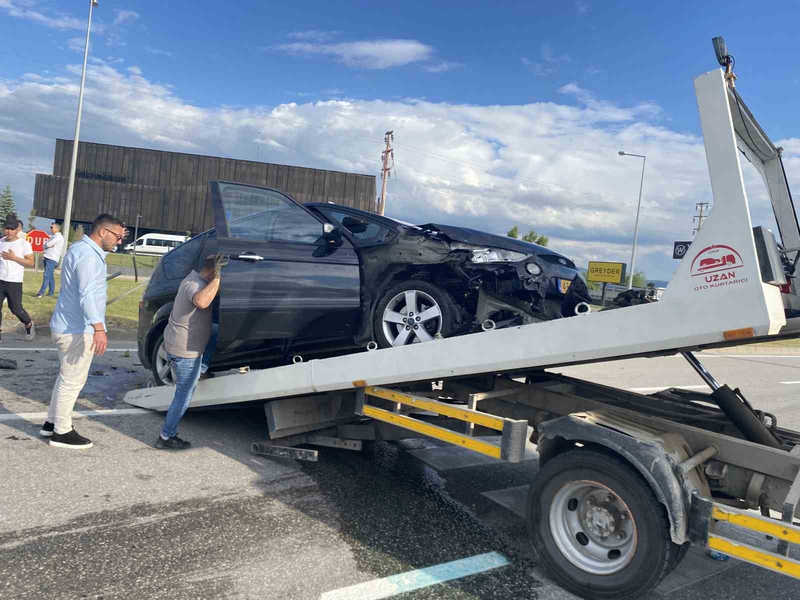 &Ccedil;orum&rsquo;da iki otomobil &ccedil;arpıştı: 3 yaralı
