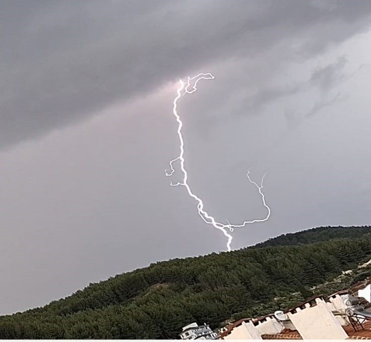Menteşe’de dağa düşen şimşek böyle görüntülendi