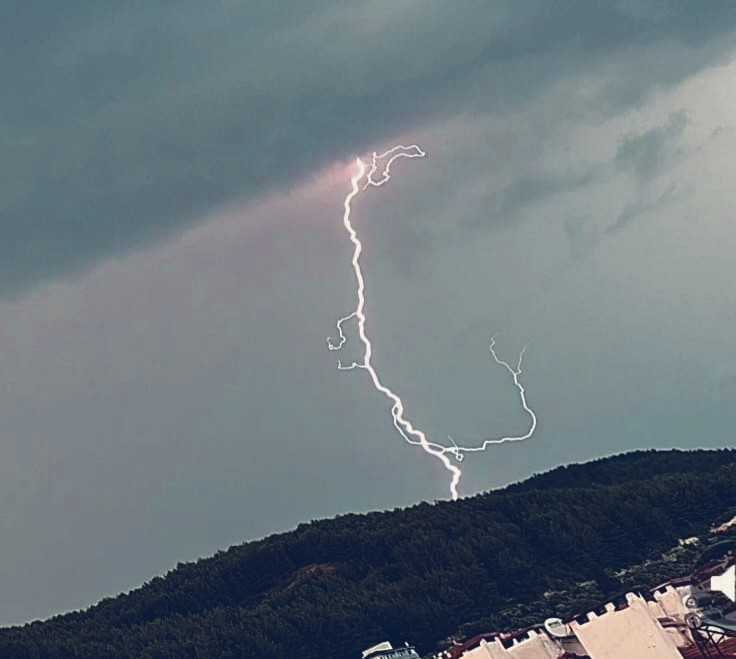 Menteşe&rsquo;de dağa d&uuml;şen şimşek b&ouml;yle g&ouml;r&uuml;nt&uuml;lendi
