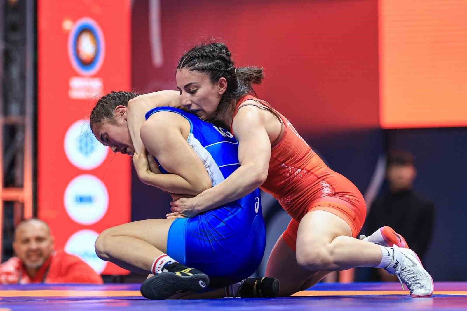 Moğolistan’da milli kadın güreşçilerden 1 gümüş ve 1 bronz