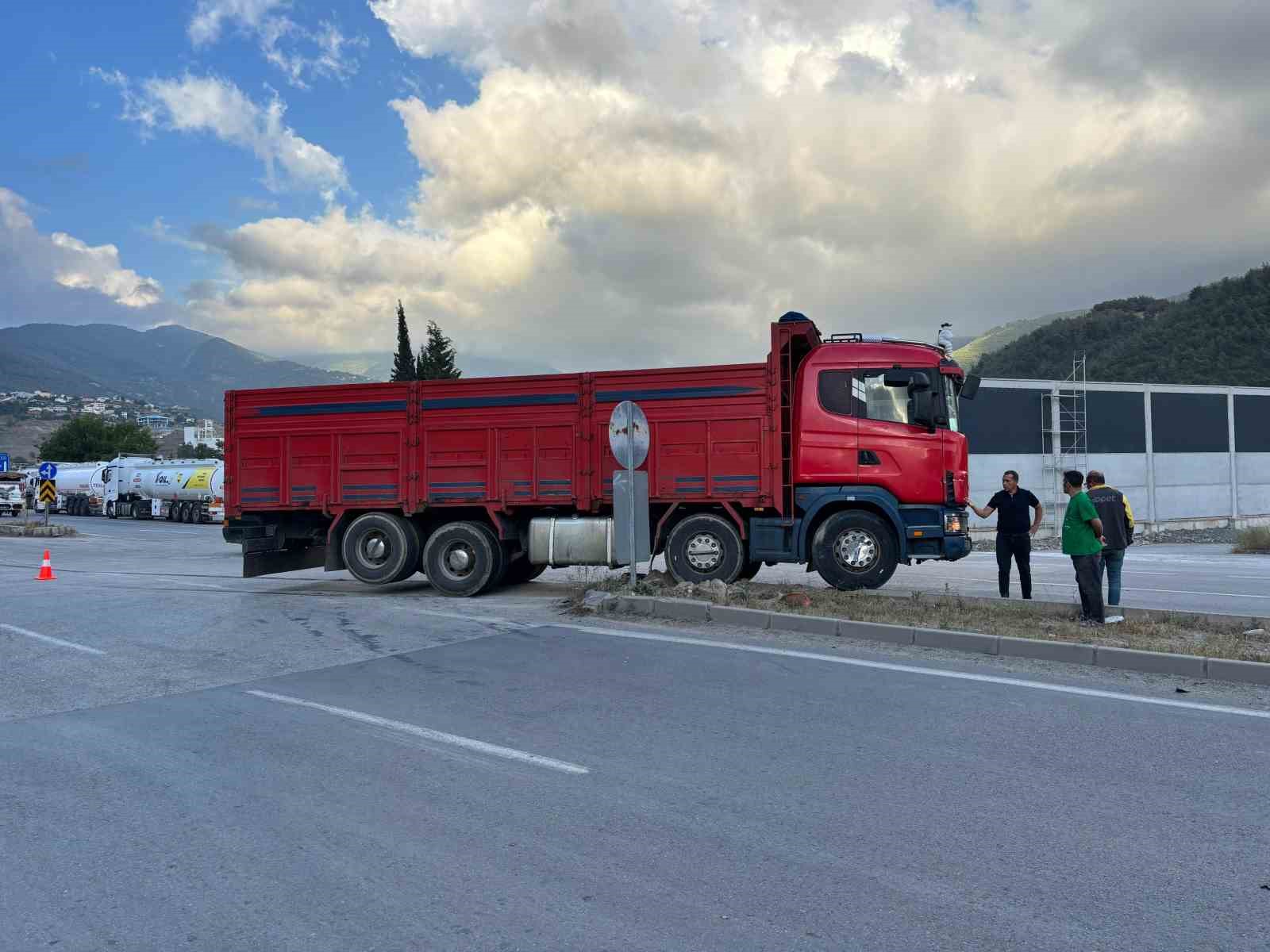 Kamyonet ile otomobil çarpıştı: 1 yaralı