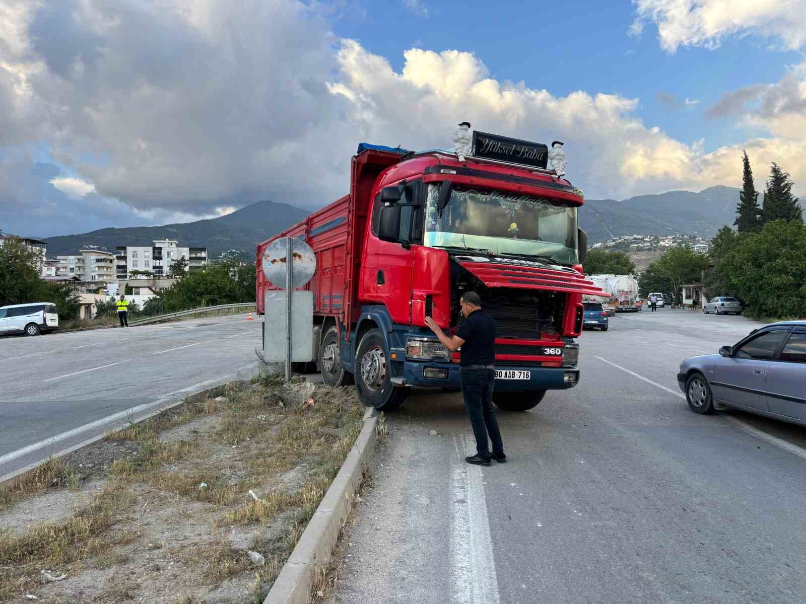 Kamyonet ile otomobil &ccedil;arpıştı: 1 yaralı
