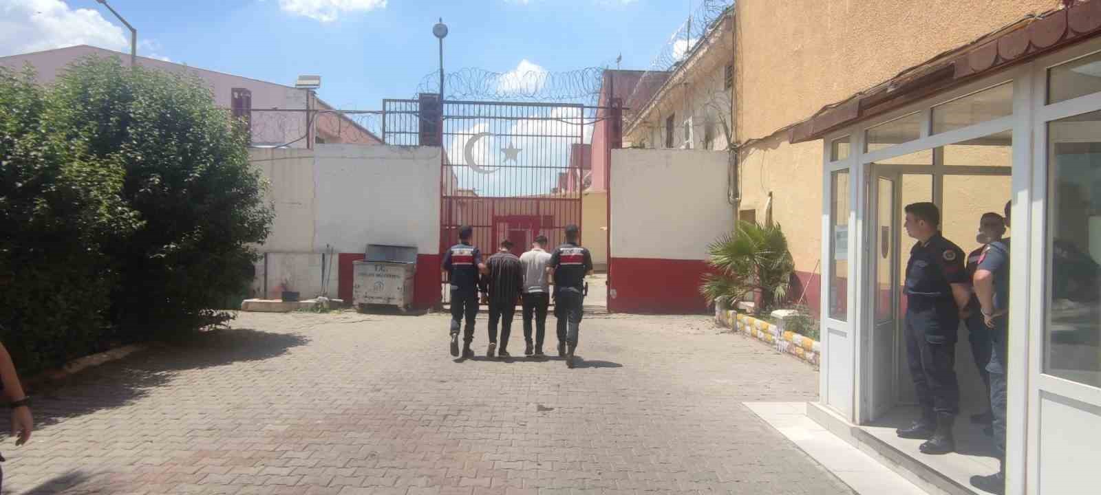 Aracı kurşunlayan şahıslar tutuklandı
