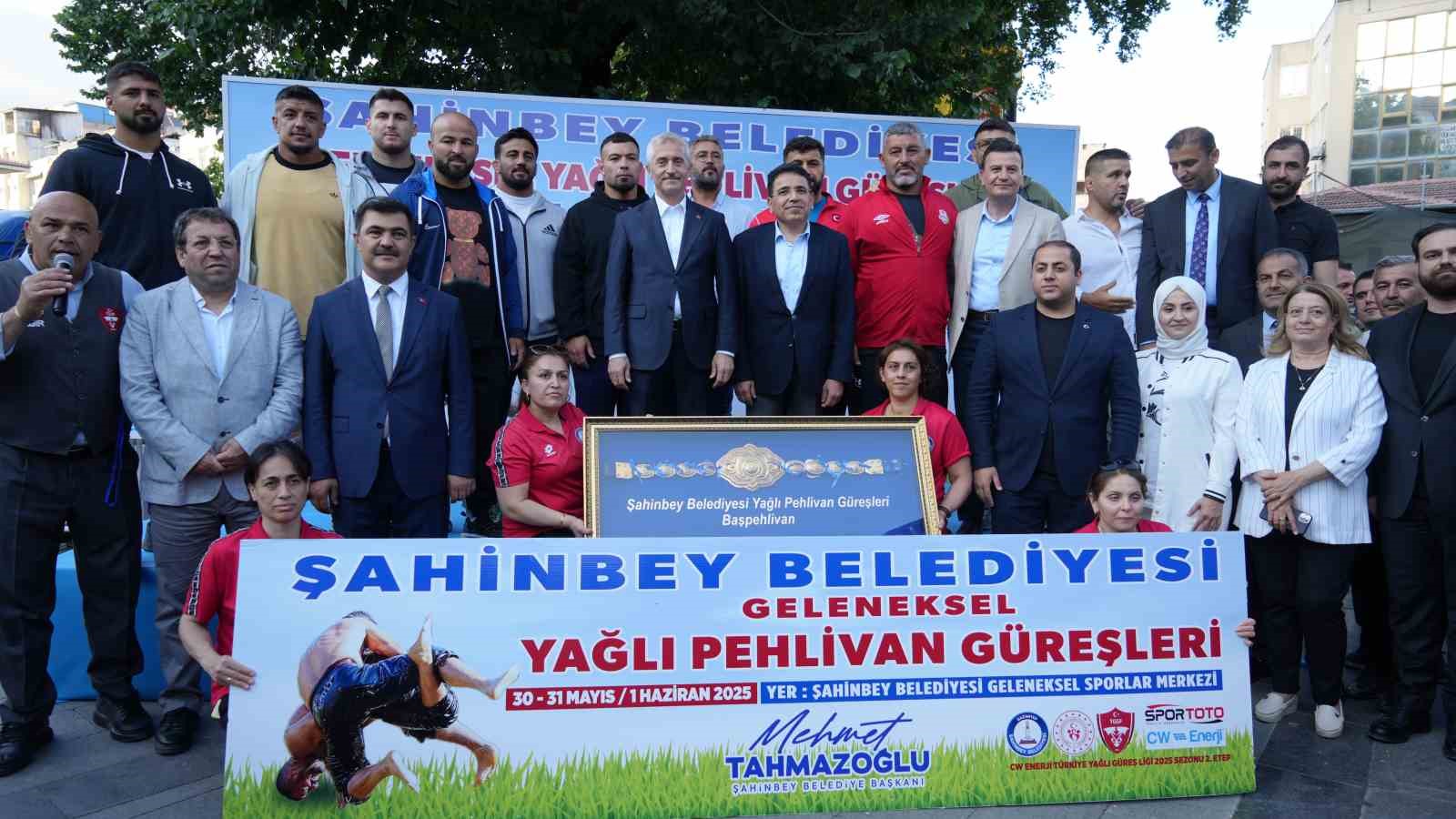 Geleneksel yağlı g&uuml;reş m&uuml;sabakaları Gaziantep&rsquo;te kortejle başladı
