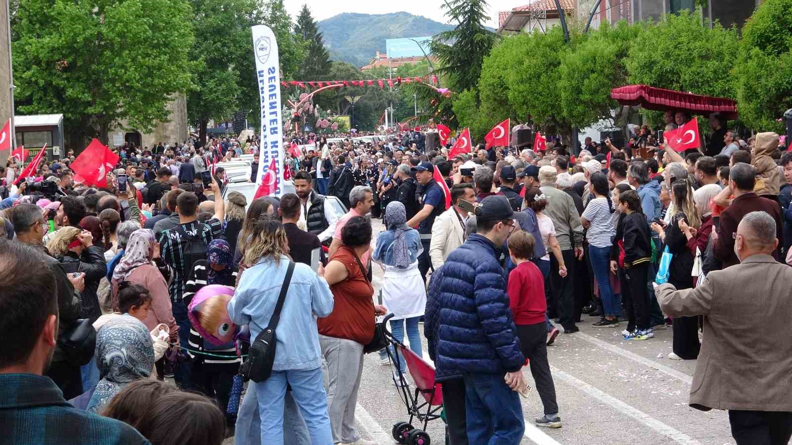 Isparta sokakları g&uuml;l sularıyla yıkandı, Uluslararası G&uuml;l Festivali g&ouml;rsel ş&ouml;lene d&ouml;n&uuml;şt&uuml;
