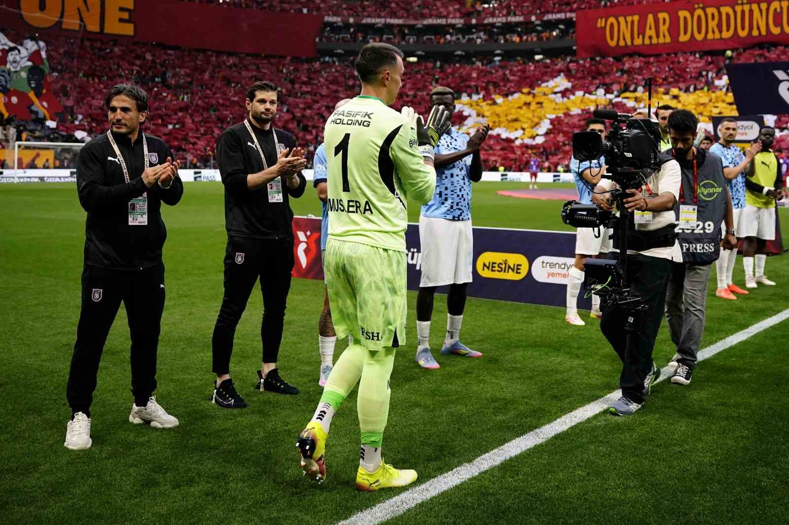 Başakşehir, şampiyon Galatasaray’ı alkışladı