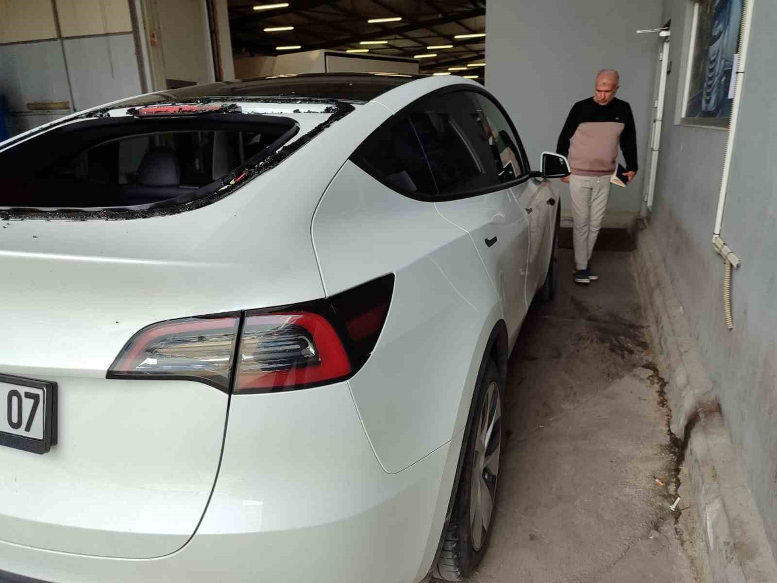 Serik’te dolu yağışı lüks otomobilin camlarını kırdı