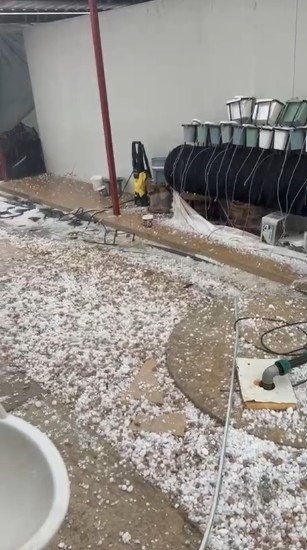 Serik&rsquo;te dolu yağışı l&uuml;ks otomobilin camlarını kırdı
