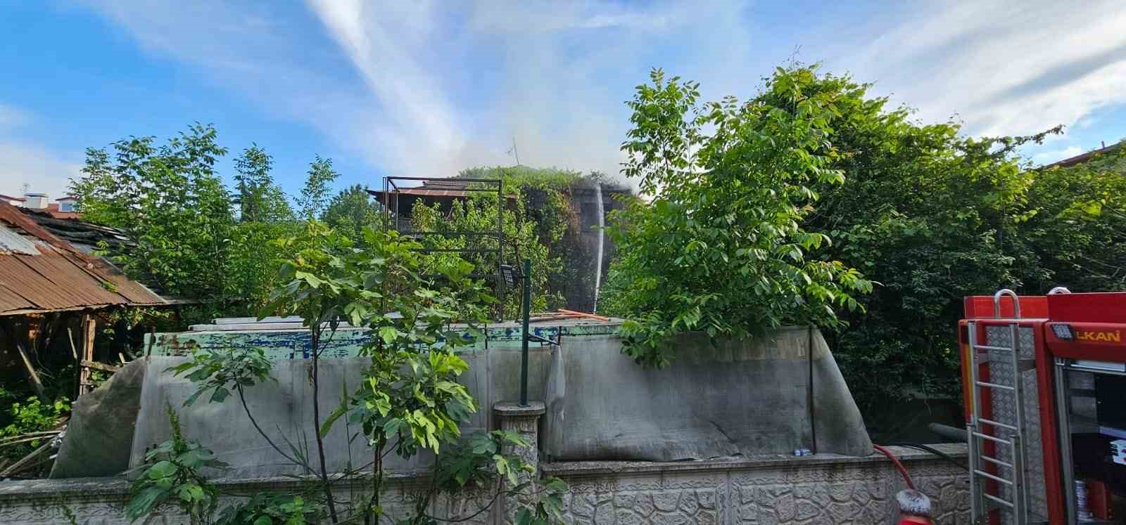 Sakarya’da 2 katlı ahşap evde yangın