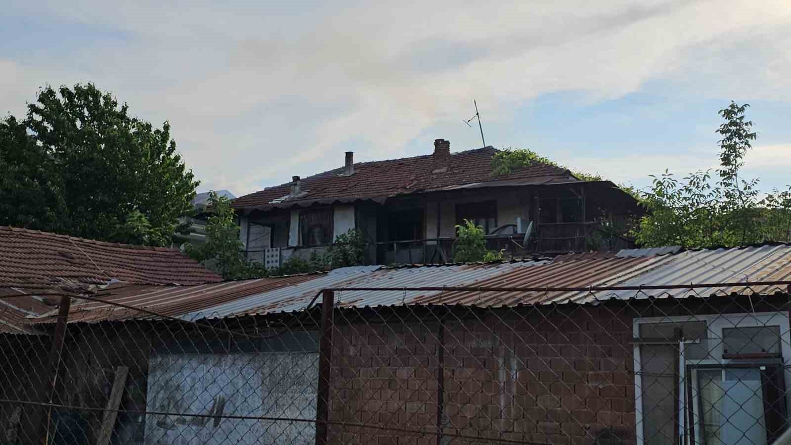 Sakarya&rsquo;da 2 katlı ahşap evde yangın
