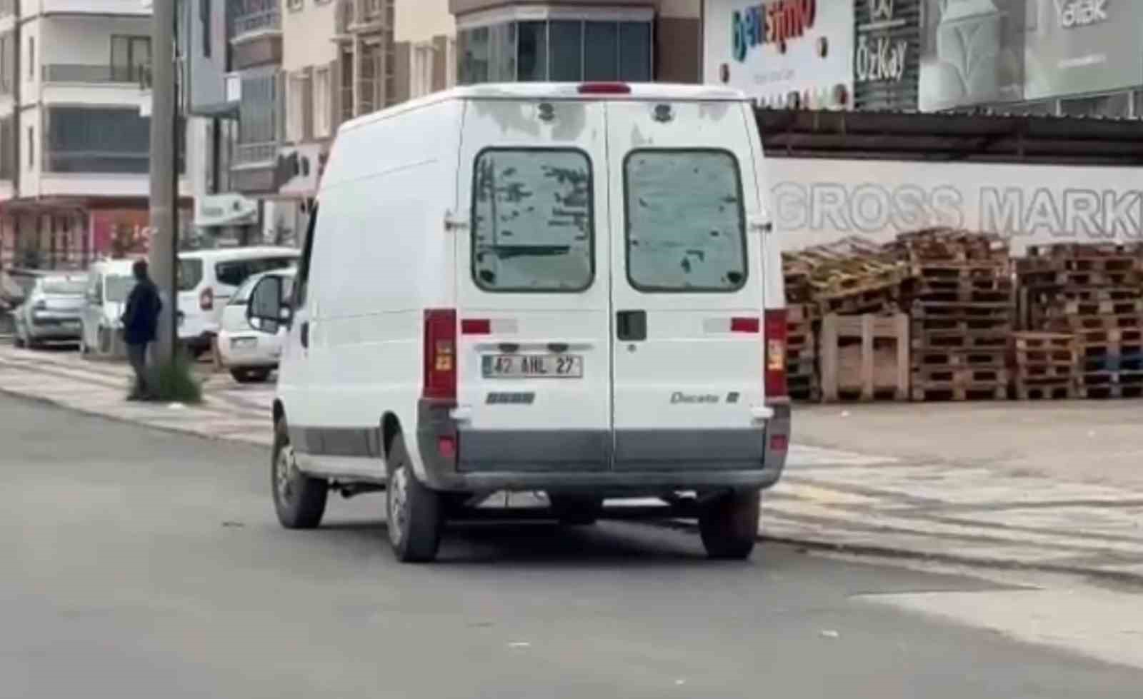 Kamyonetin kasasına tutundu, az daha canından oluyordu
