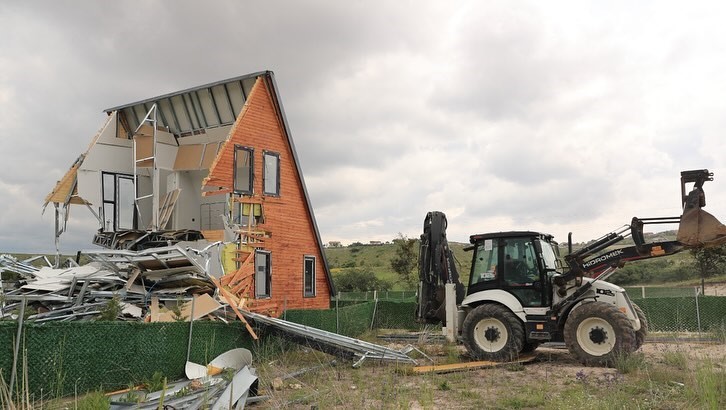 Ayaş’ta kaçak yapılar yıkılıyor