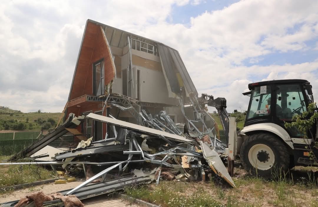 Ayaş&rsquo;ta ka&ccedil;ak yapılar yıkılıyor
