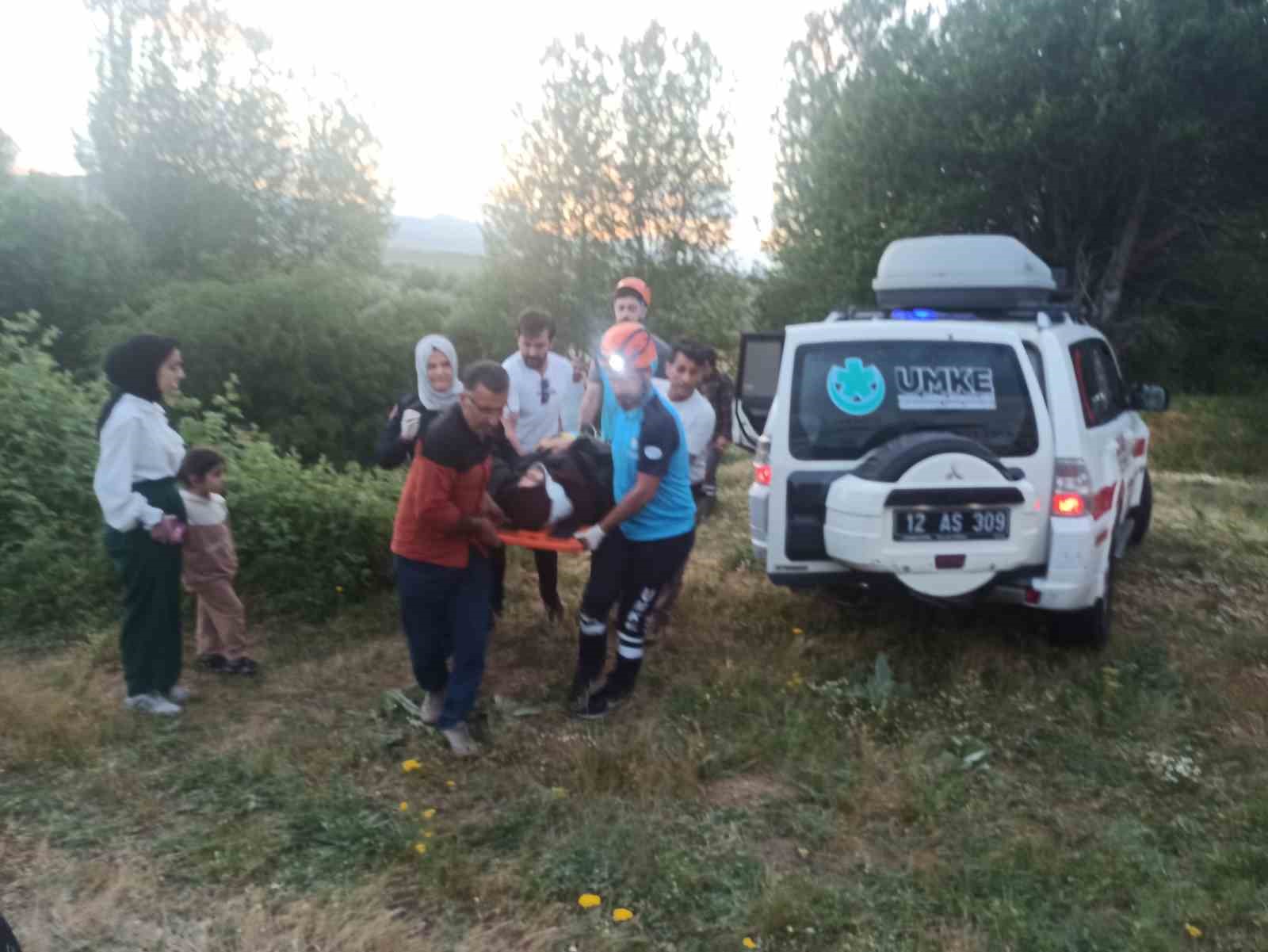 Bingöl’de otomobil uçuruma yuvarlandı: 2 yaralı