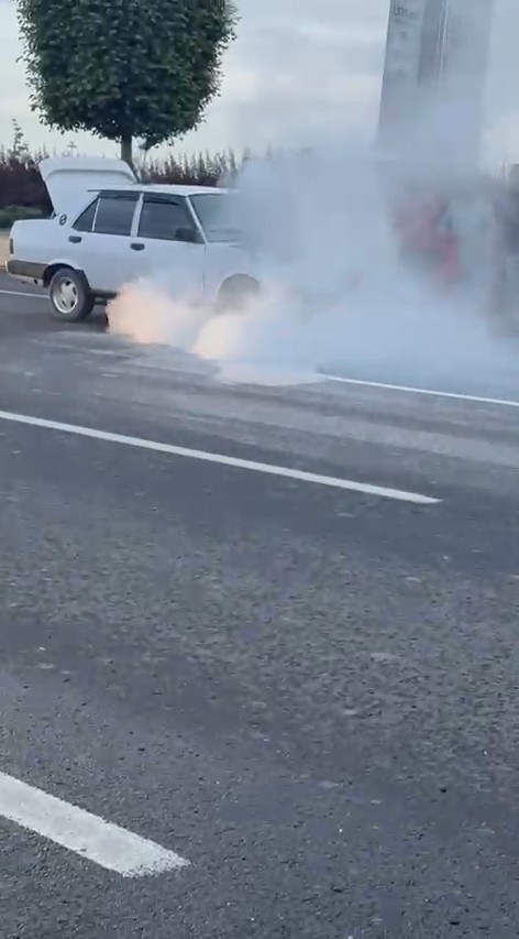 Başkent’te Tofaş araç yandı, vatandaşlar yangın tüpleriyle müdahale etti