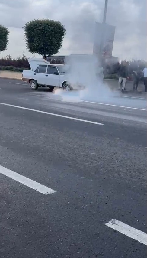 Başkent’te Tofaş araç yandı, vatandaşlar yangın tüpleriyle müdahale etti