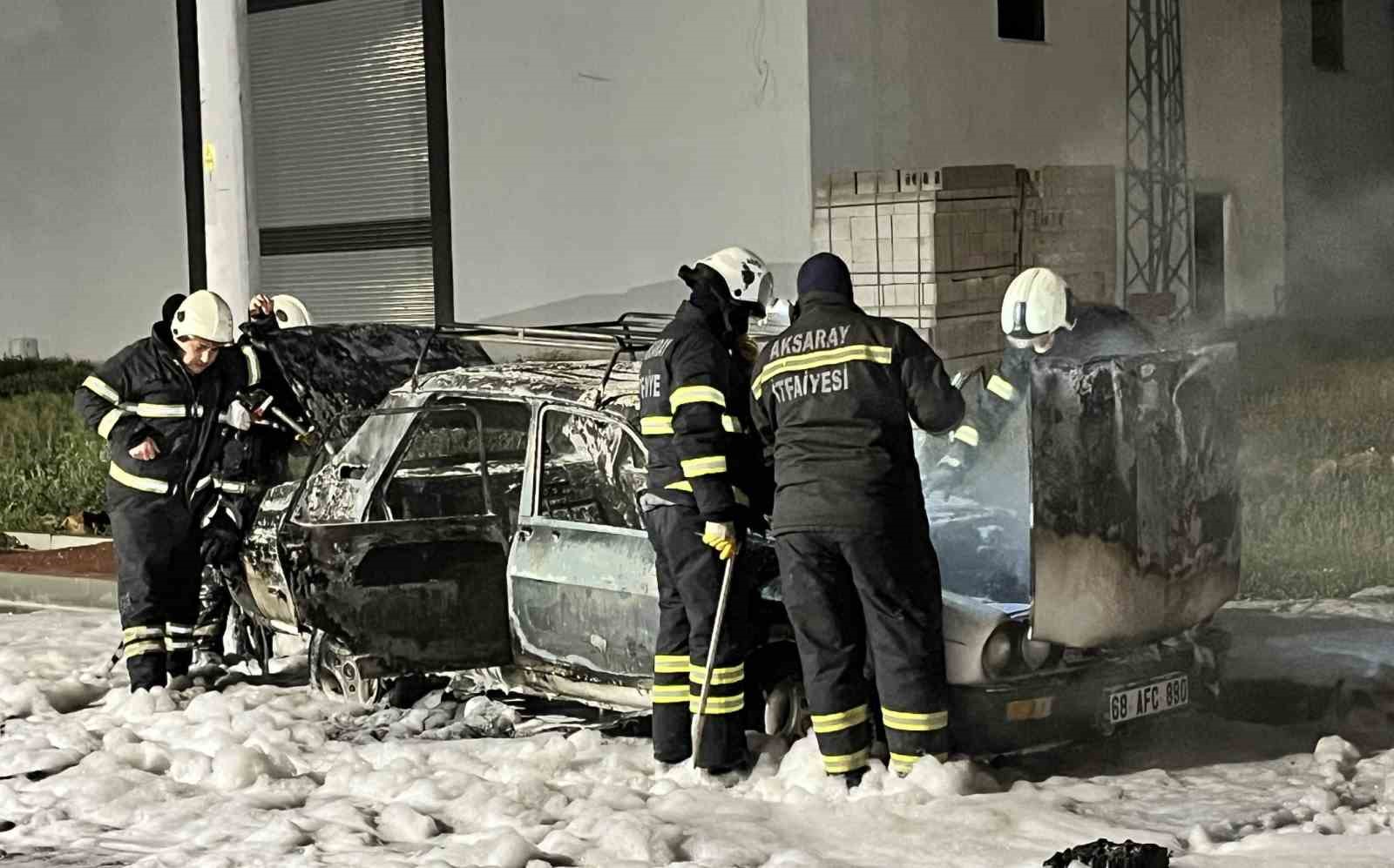 Aksaray’da yanan otomobil hurdaya döndü