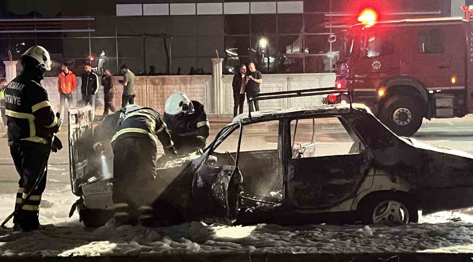 Aksaray&rsquo;da yanan otomobil hurdaya d&ouml;nd&uuml;
