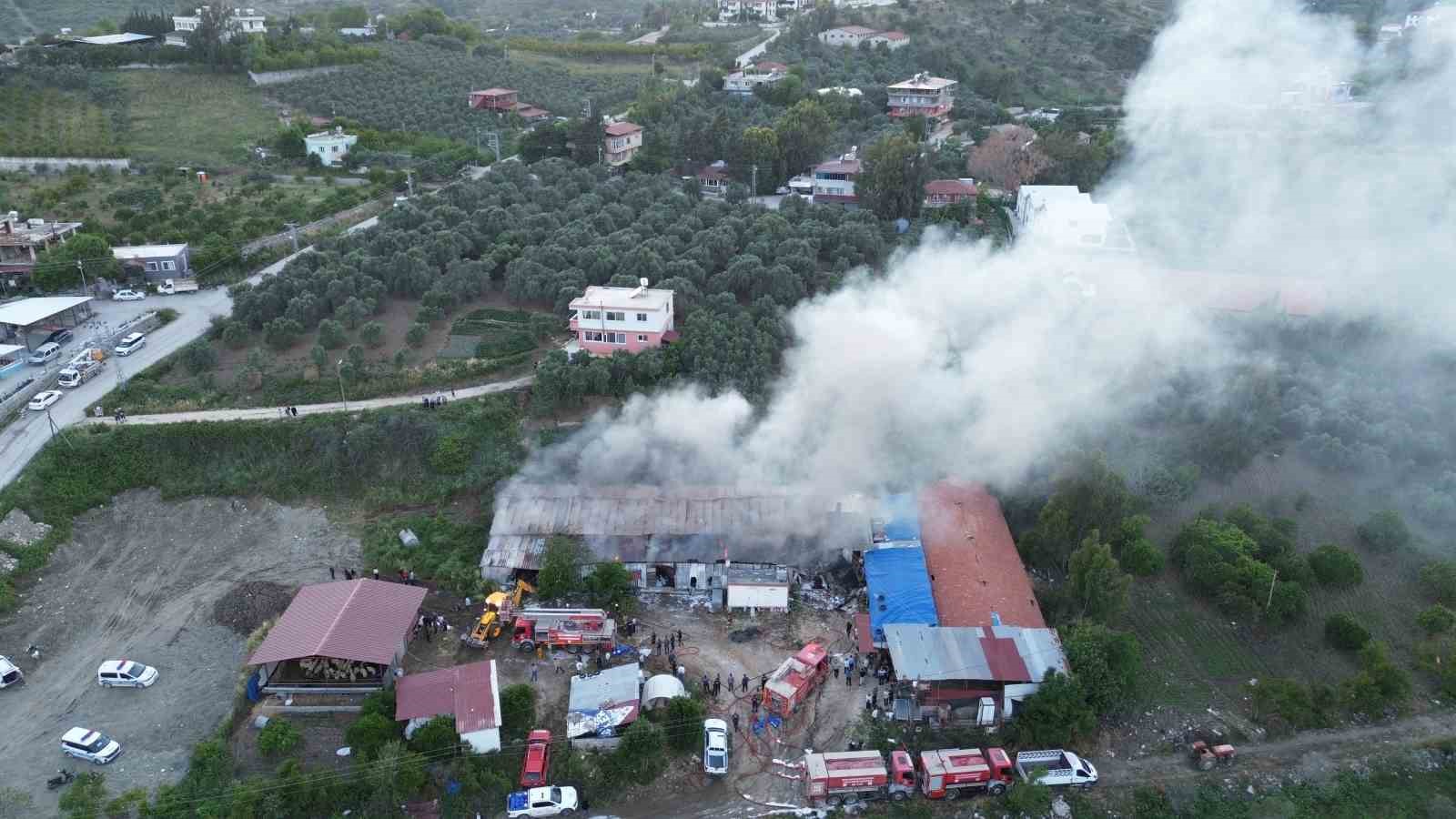 Hatay’da tekstil fabrikasındaki yangın söndürüldü