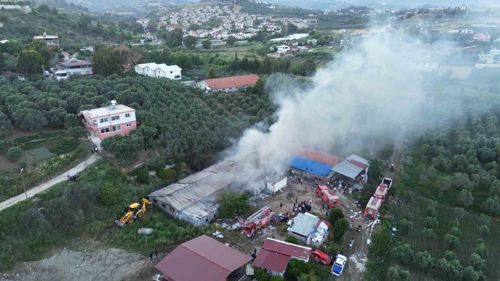 Hatay&rsquo;da tekstil fabrikasındaki yangın s&ouml;nd&uuml;r&uuml;ld&uuml;
