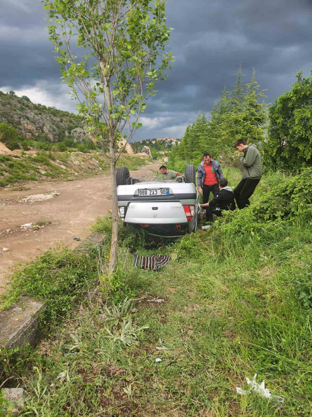 Karabük’te kontrolden çıkan otomobil dere kenarına devrildi: 5 kişi yaralandı