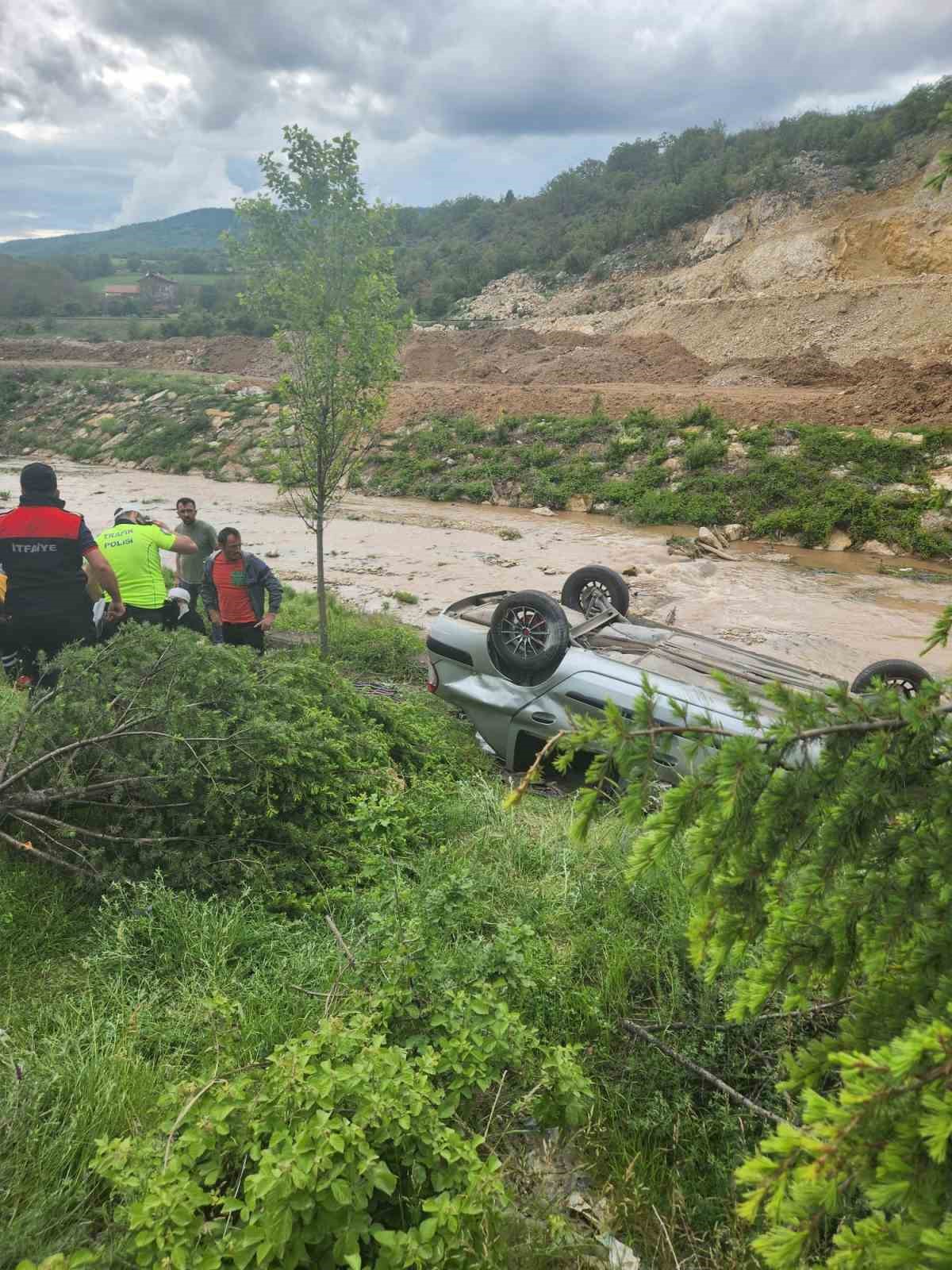 Karab&uuml;k&rsquo;te kontrolden &ccedil;ıkan otomobil dere kenarına devrildi: 5 kişi yaralandı
