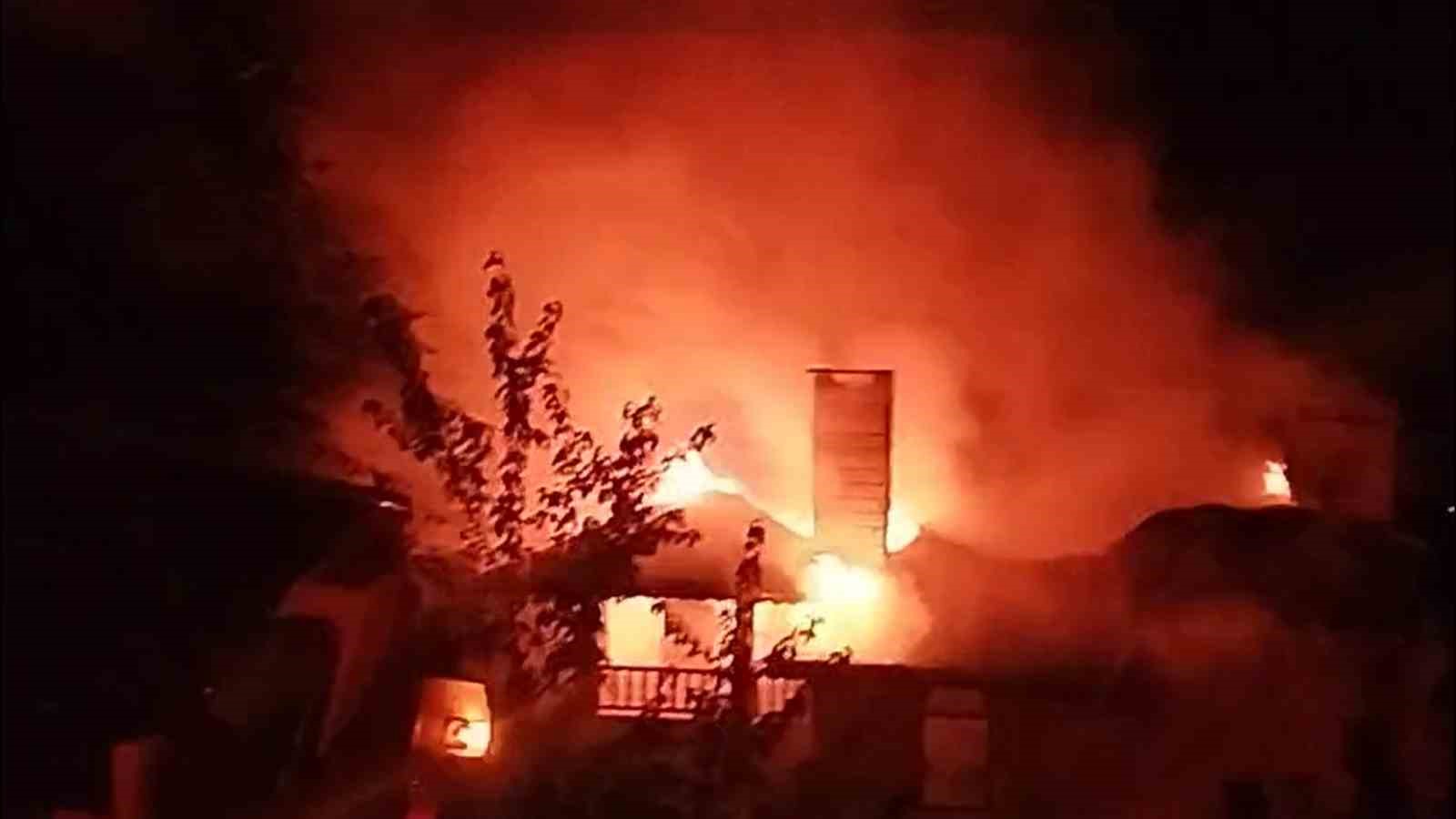 Mangal ateşi 3 katlı binayı yaktı