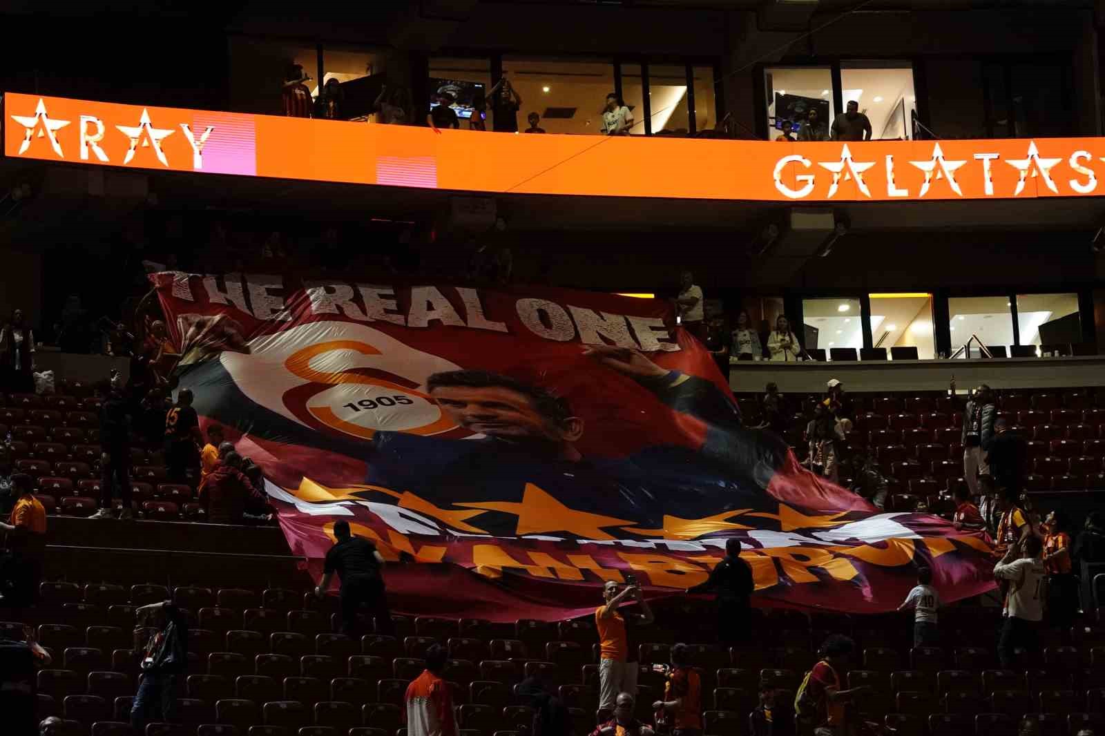 Galatasaray şampiyonluğu taraftarı önünde kutladı
