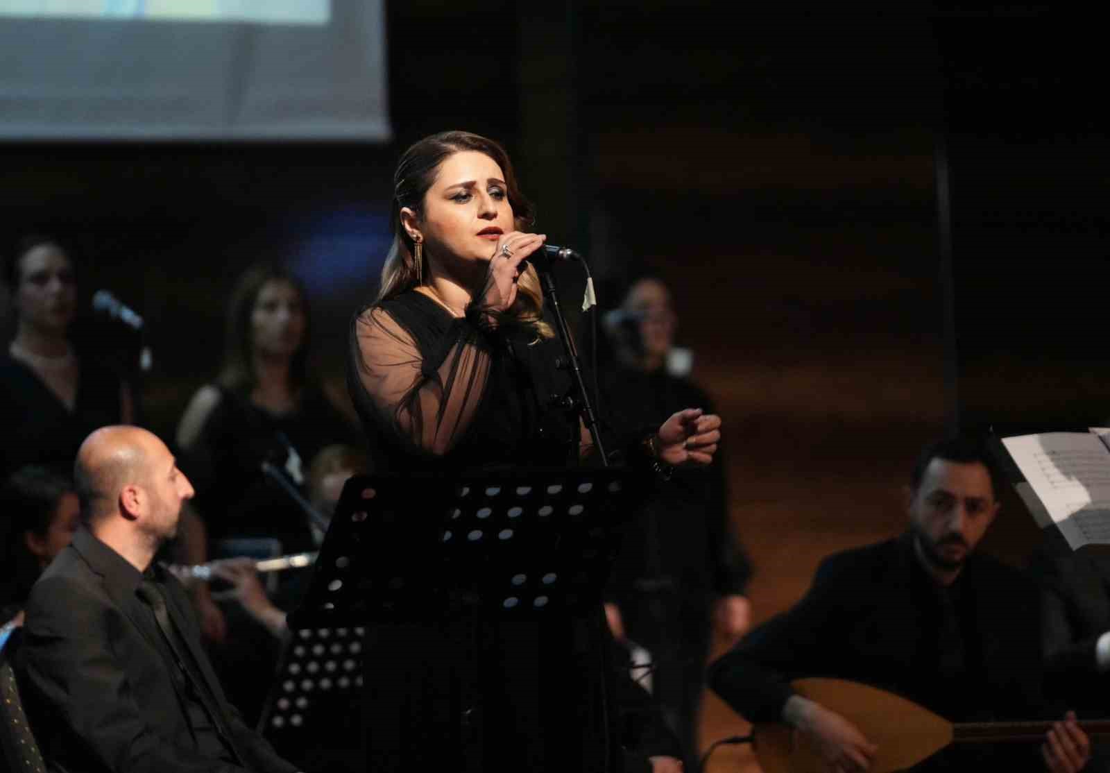 Bakan Tekin, Van&rsquo;da Maarif Orkestrası ve Halk Dansları Topluluğu&rsquo;nun g&ouml;sterisini izledi
