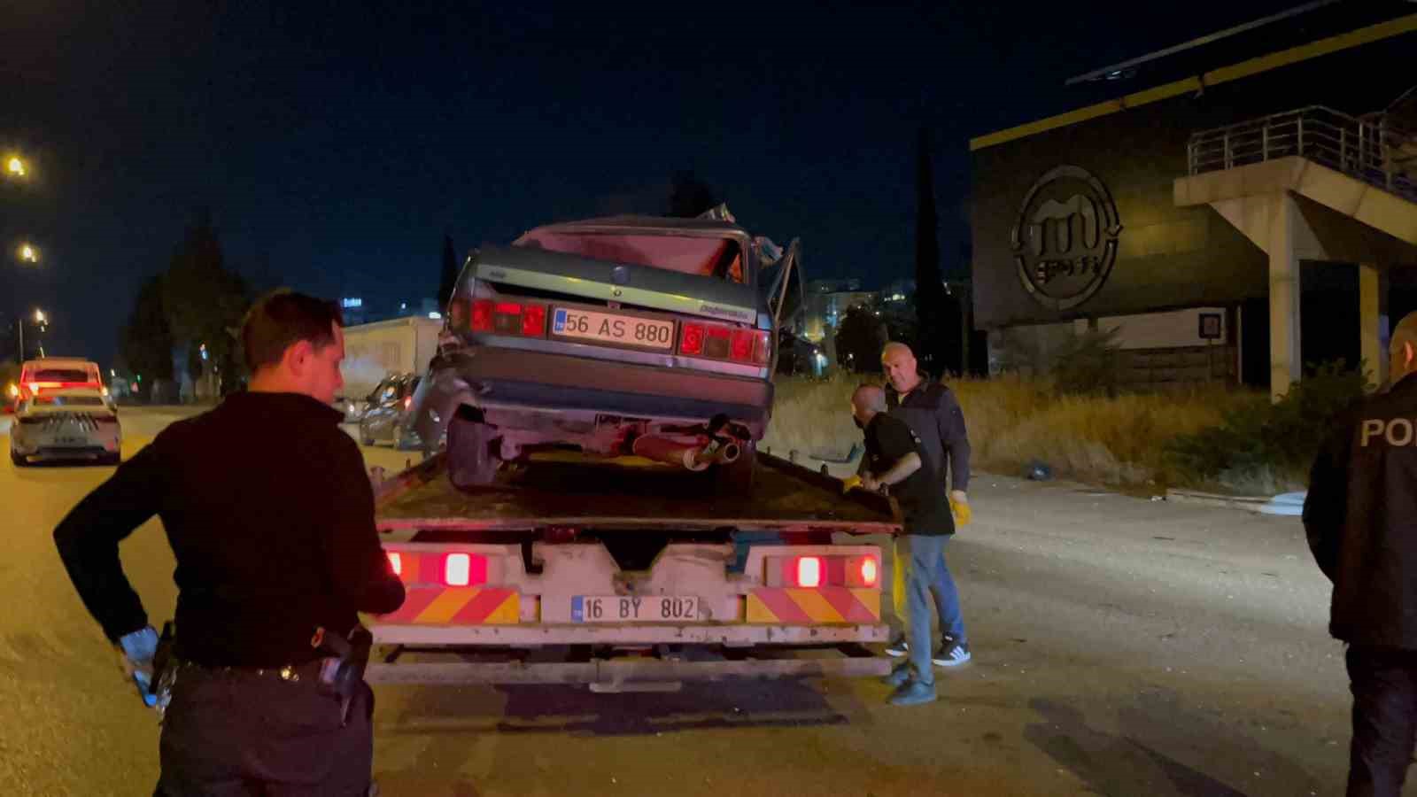 Kontrolden &ccedil;ıkan otomobil &ouml;nce tıra sonra bariyerlere &ccedil;arptı: 1 ağır yaralı
