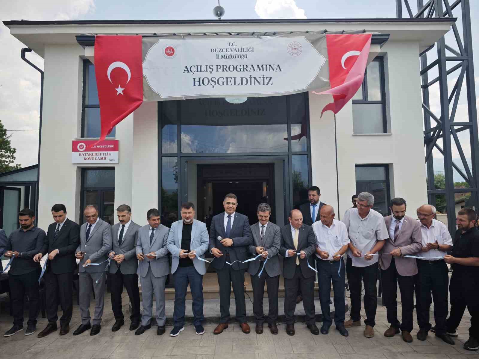 Depremde yıkılan bir cami daha yeniden inşa edildi