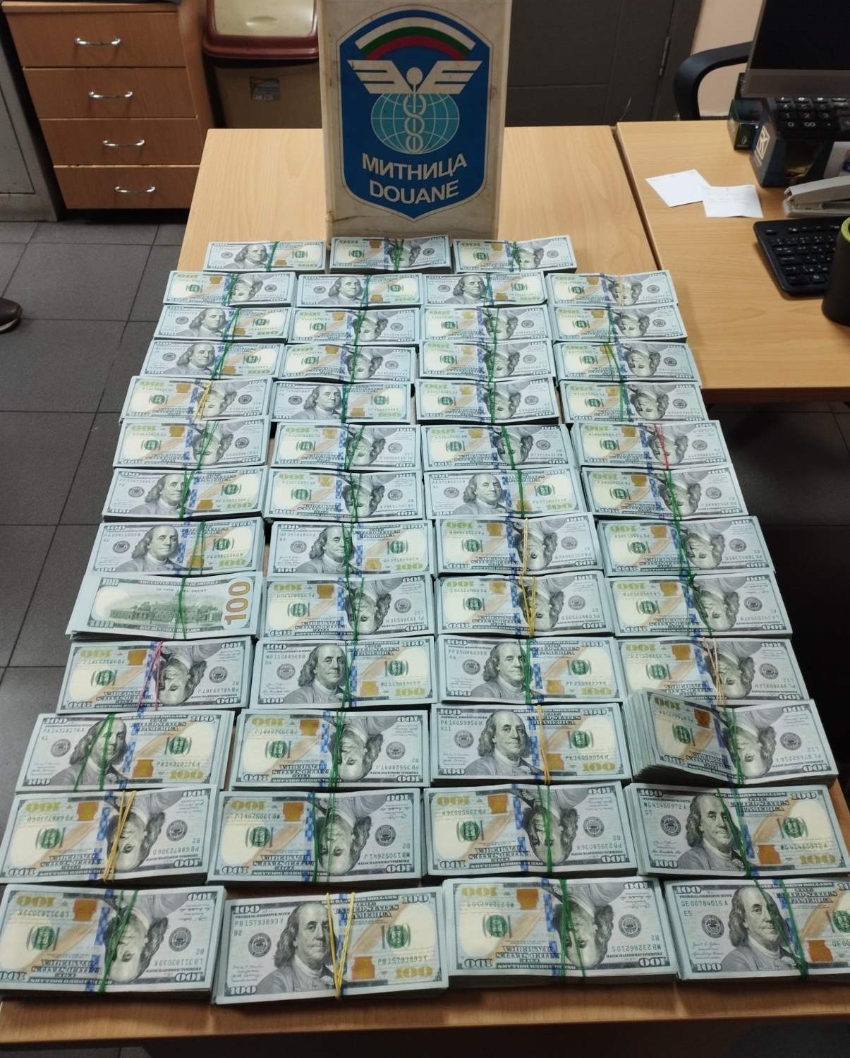 Otobüs buzdolabında 510 bin dolar, tırın su tankında 100 bin euro yakalandı