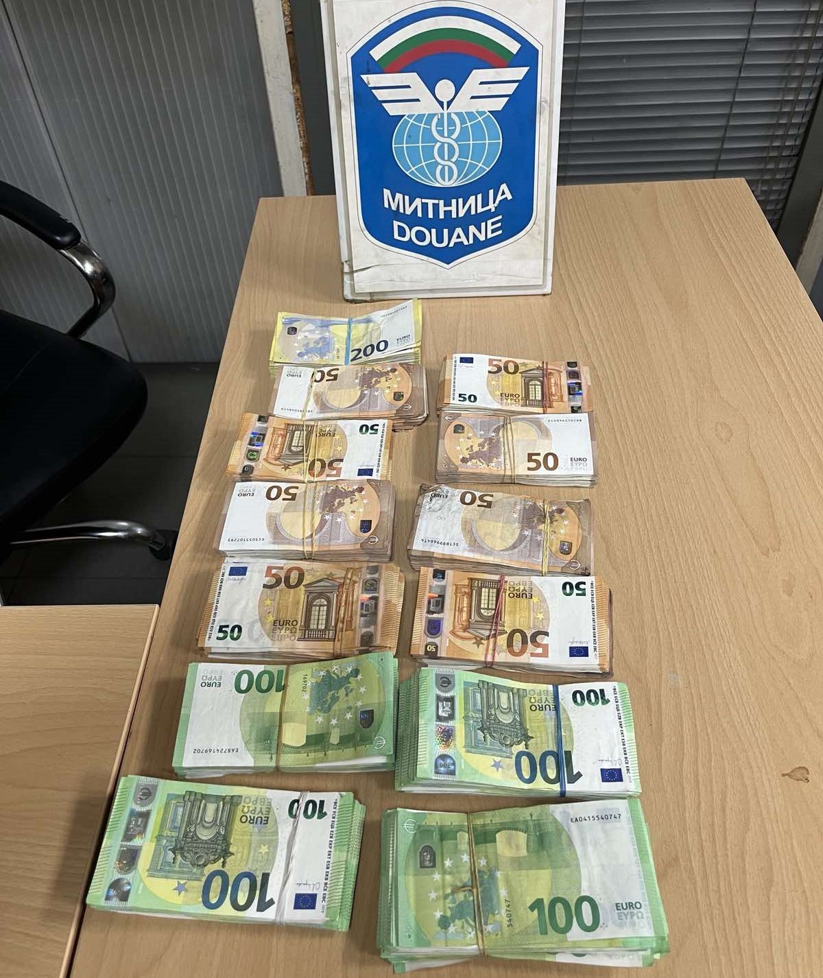 Otob&uuml;s buzdolabında 510 bin dolar, tırın su tankında 100 bin euro yakalandı
