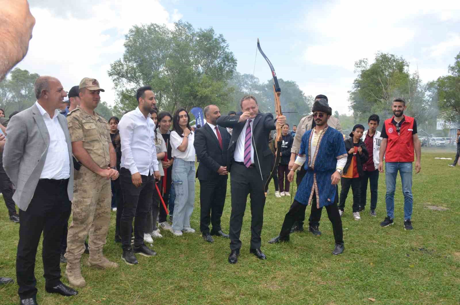 Bulanık’ta çocuklar şenlikte gönüllerince eğlendi