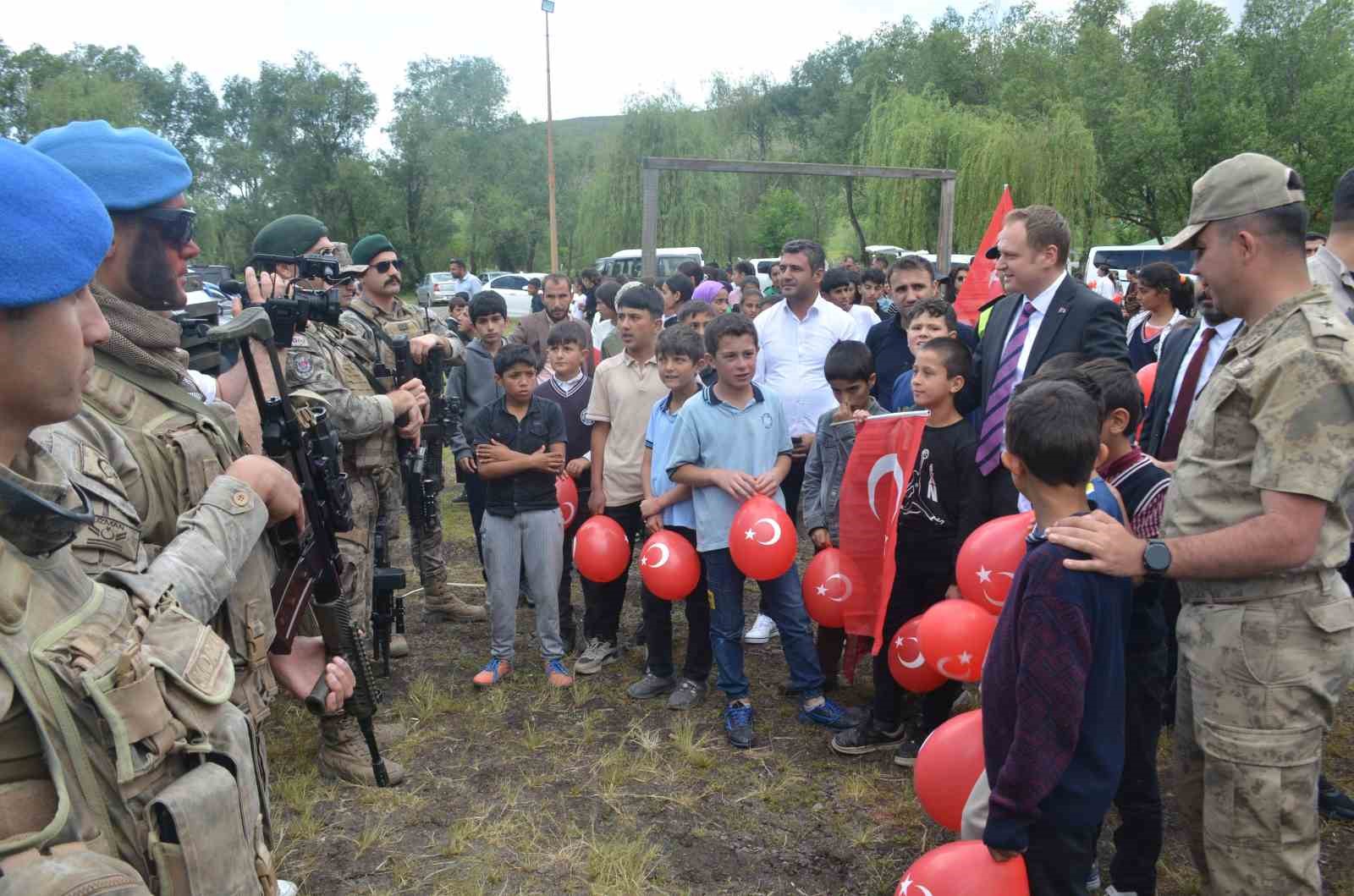 Bulanık’ta çocuklar şenlikte gönüllerince eğlendi