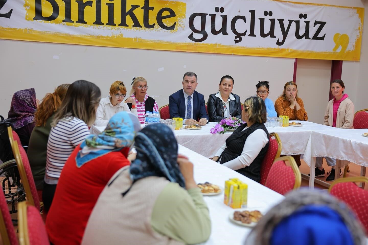 Vali Eldivan, Engelsiz Yaşam Bakım ve Rehabilitasyon Merkezi sakinleriyle bir araya geldi
