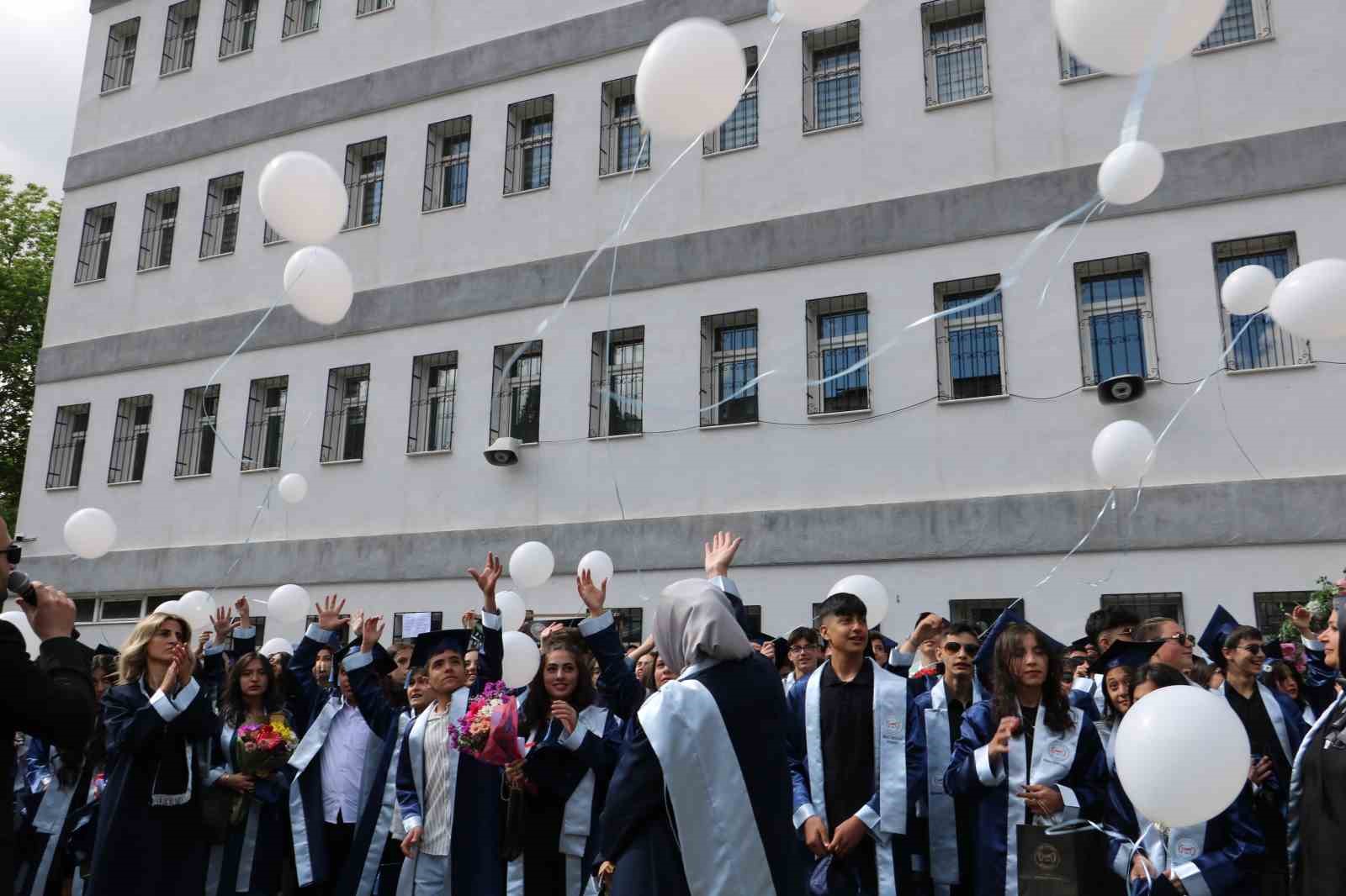 Gazze için beyaz balon uçurdular