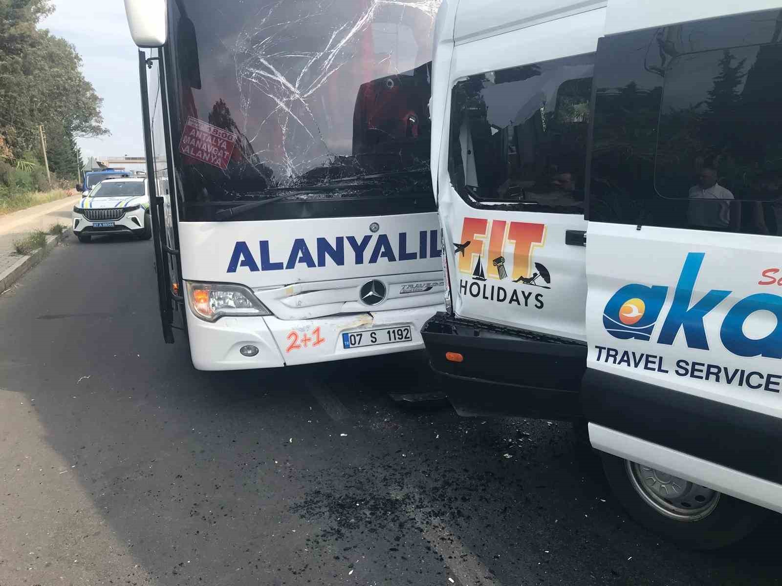 Yolcu otob&uuml;s&uuml; ile tur minib&uuml;s&uuml; &ccedil;arpıştı: 1&rsquo;i turist 2 yaralı
