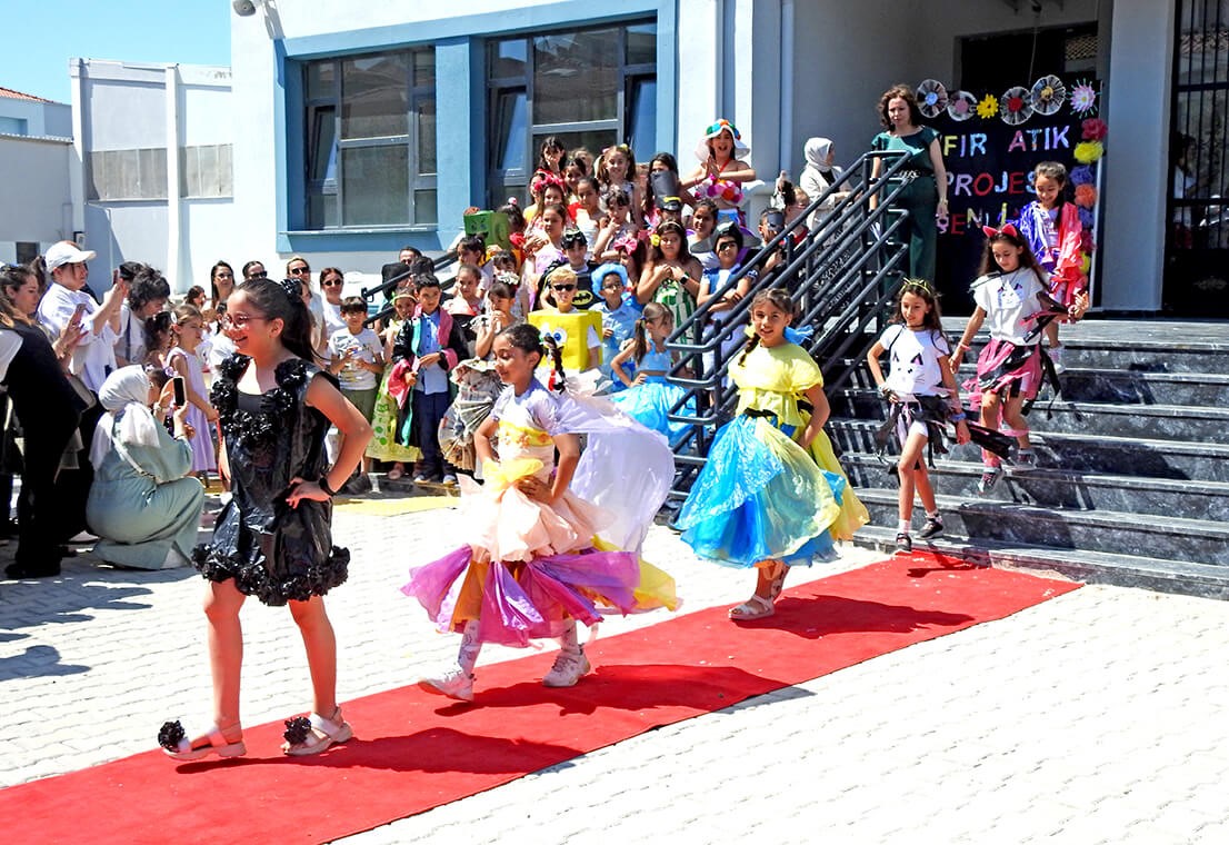 Çeşme’de, Namık Kemal İlkokulu öğrencilerinden geri dönüşüm defilesi