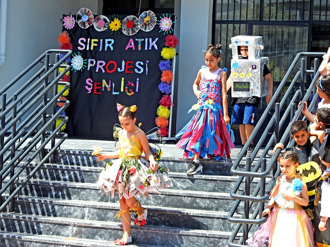 &Ccedil;eşme&rsquo;de, Namık Kemal İlkokulu &ouml;ğrencilerinden geri d&ouml;n&uuml;ş&uuml;m defilesi
