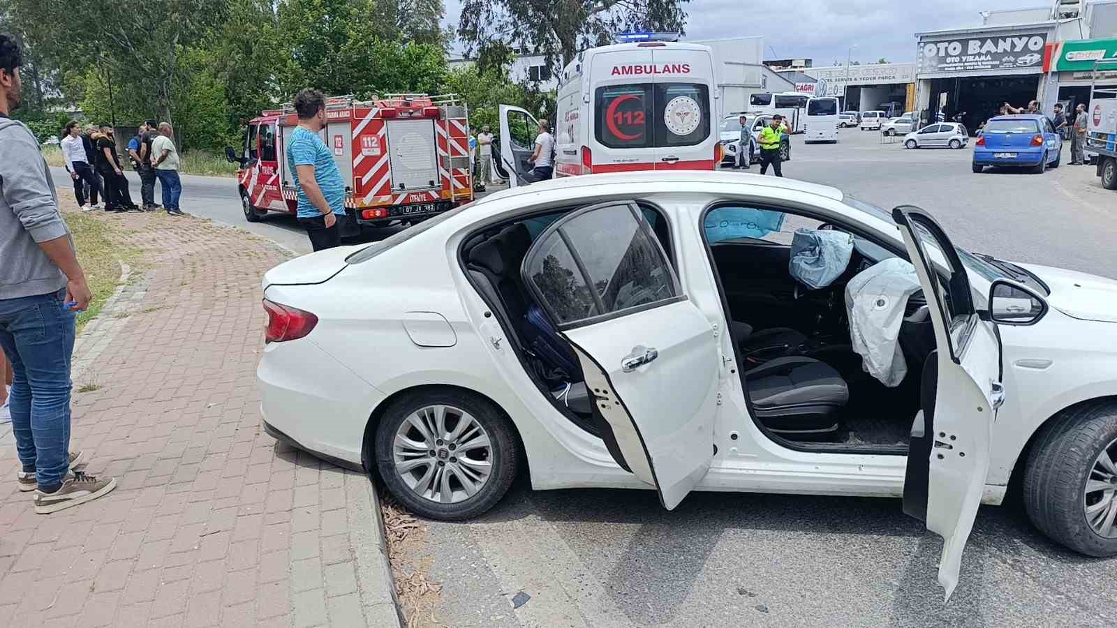 Manavgat&rsquo;ta iki otomobil &ccedil;arpıştı
