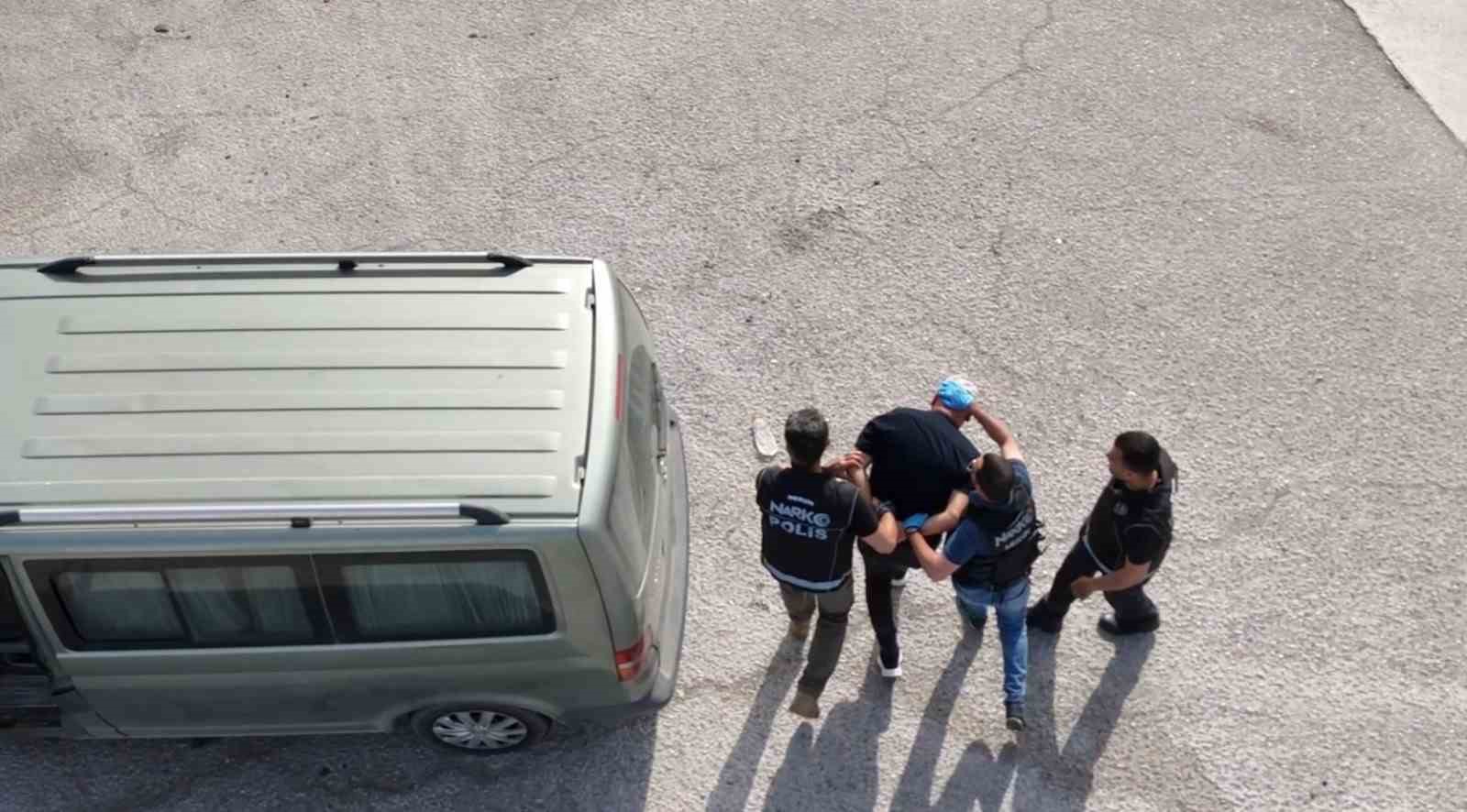 Dronla takip edilip operasyon yapıldı, koli koli uyuşturucu &ccedil;ıktı
