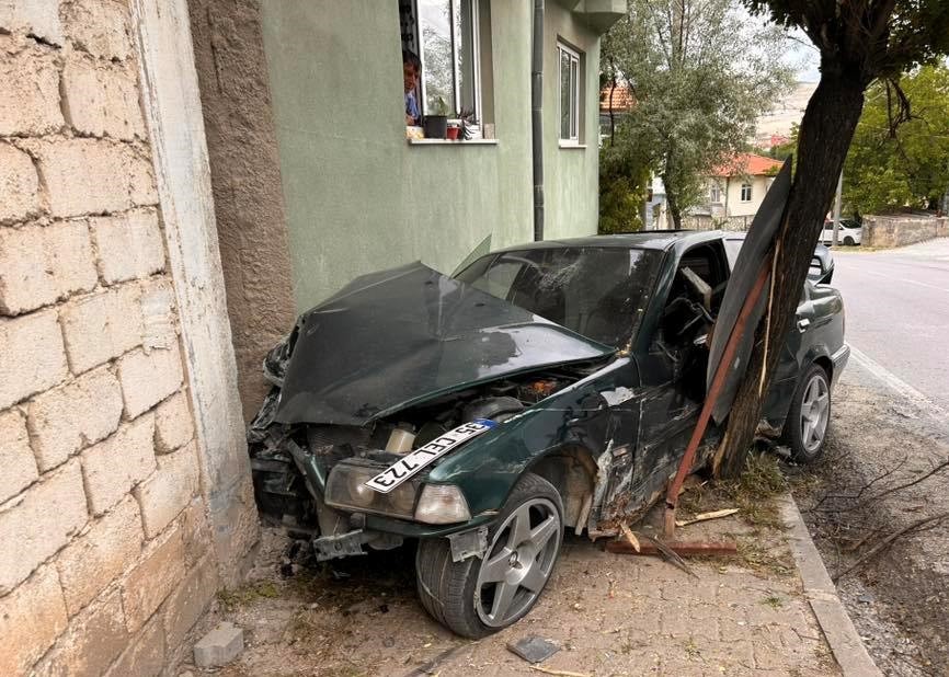 Hisarcık’ta ehliyetsiz sürücü polisten kaçarken kaza yapıp yaralandı