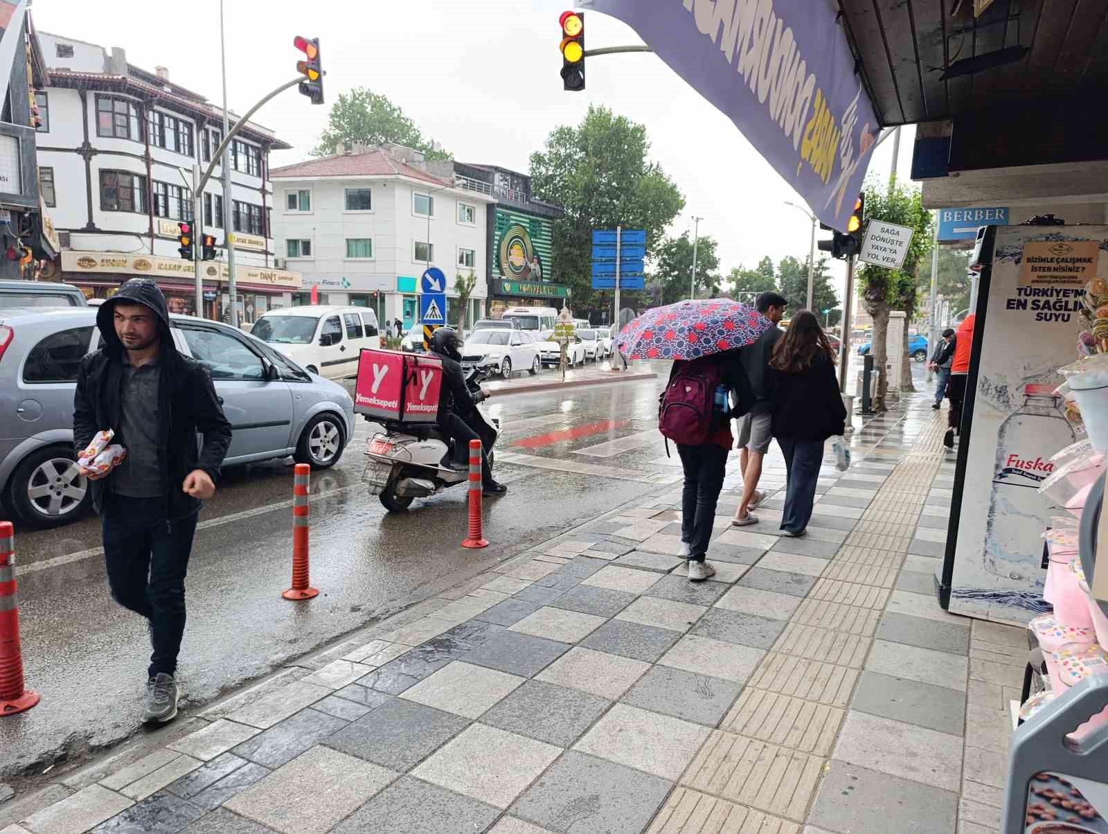 Afyonkarahisar’da yağışlı hava etkili oldu