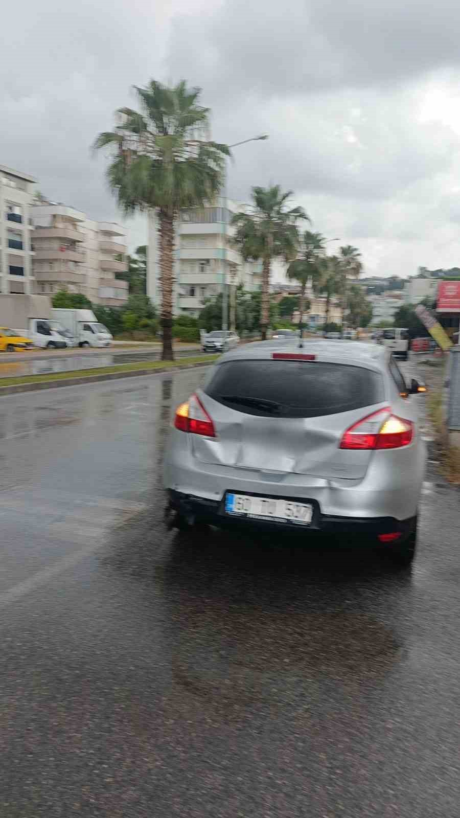 Yağışlı hava rampada kazaya neden oldu: 3 ara&ccedil; birbirine girdi, 1 yaralı
