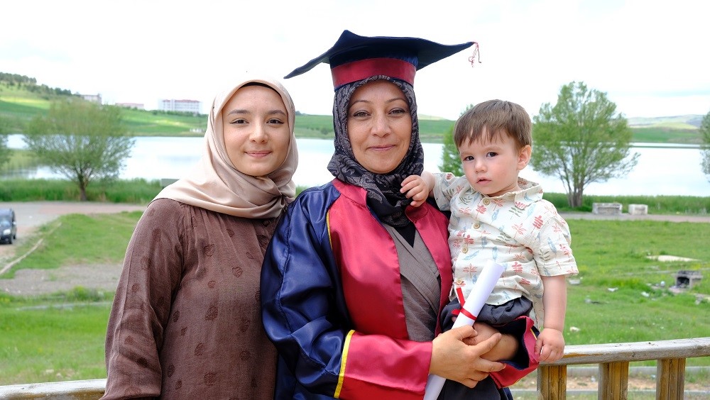 Diplomasını kucağında ki torunuyla birlikte aldı