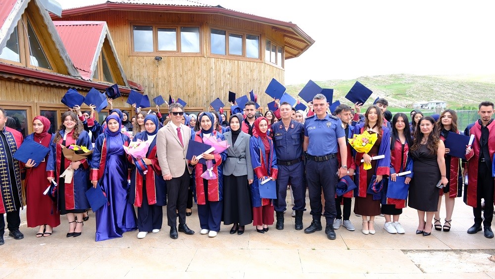 Diplomasını kucağında ki torunuyla birlikte aldı