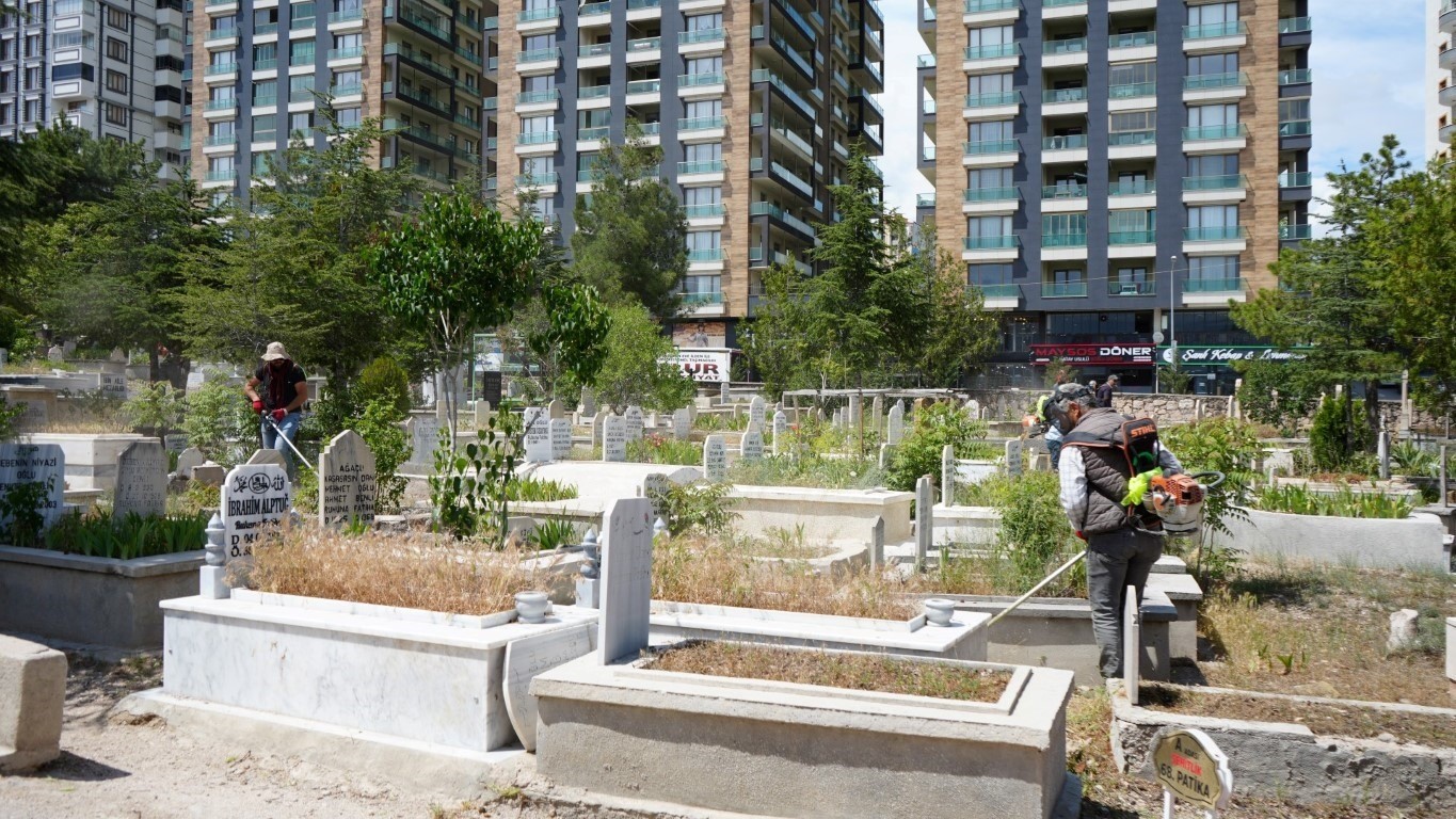 Niğde Belediyesi’nden bayram öncesi mezarlık temizliği ve bakımı